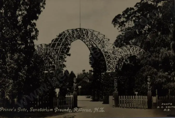SMITH, Sydney Charles (1888-1972) - Prince's Gate, Sanatorium Grounds, Rotorua Image 1++