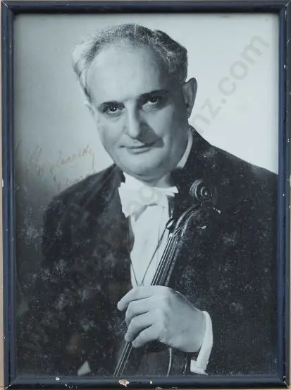 A62 - Unknown - Signed photo of unrecognised celebrity violinist Image 1++
