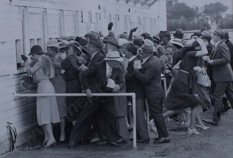 UNKNOWN Photographer - Whanganui - A Day at the Races - Besieging the Tote Image 1++