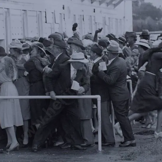 UNKNOWN Photographer - Whanganui - A Day at the Races - Besieging the Tote