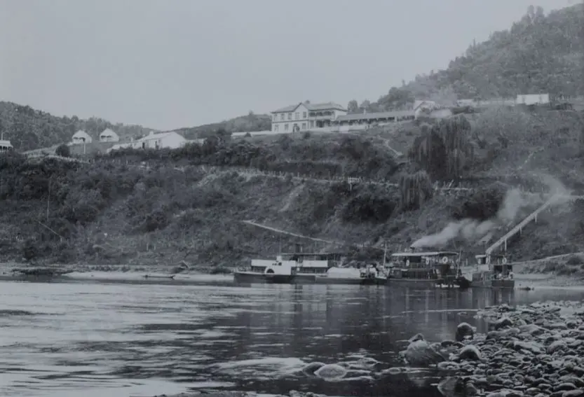 UNKNOWN Photographer - Wanganui - Pipiriki House with Riverboats Image 1++