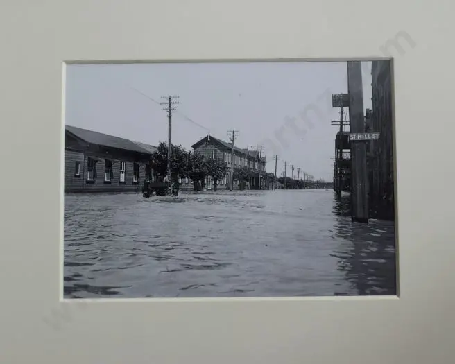 UNKNOWN Photographer - Whanganui - 1940 Flood looking down Taupo Quay Image 1++