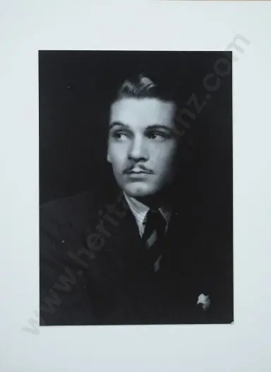 HULTON Picture Library - Sir Laurence Olivier 1930 - Film Star Image 1++