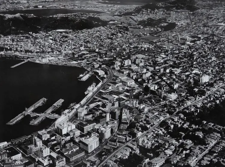 BROWNE, Victor Carlyle (1900-1980) - Wellington City & Harbour from the air, c.1950 Image 1++