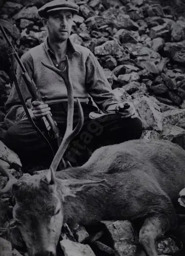 BROWNE, Victor Carlyle (1900-1980) - A Deerstalker with His Prize c.1950 Image 1++