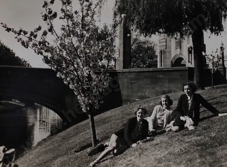 BROWNE, Victor Carlyle (1900-1980) - Young Ladies Relaxing on the Banks of The River Avon, Christchurch, c.1950 Image 1++