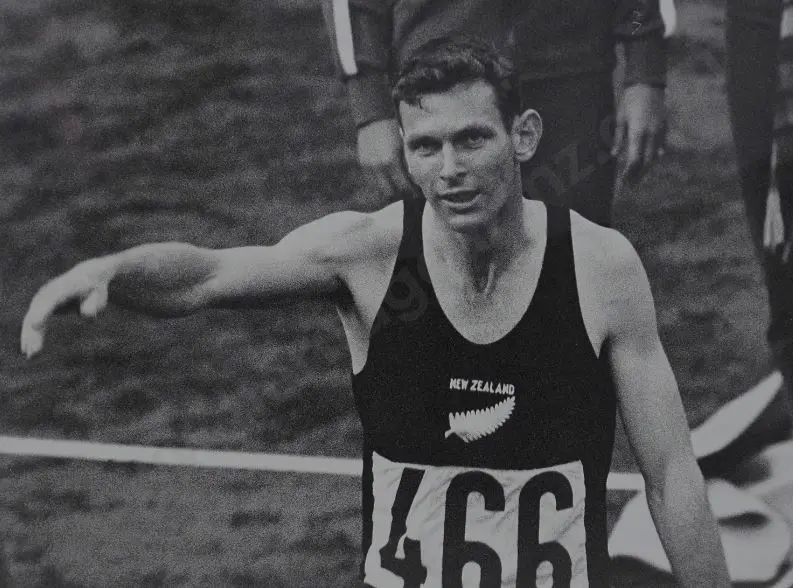 HERRINGSHAW, George - Peter Snell- Winning 800m at 1964 Olympics in Tokyo Image 1++
