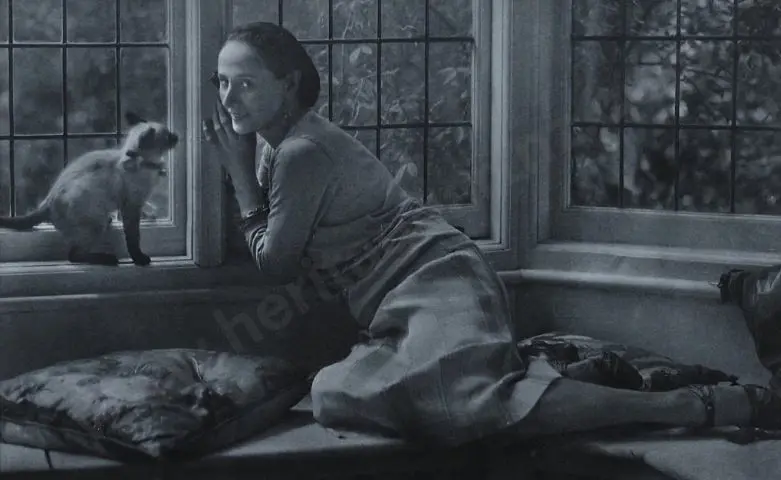 UNKNOWN Photographer - Anna Pavlova Reclining with Cat Image 1++