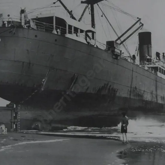 UNKNOWN - Whanganui- Port Bowen stuck on Castlecliff Beach, 1939