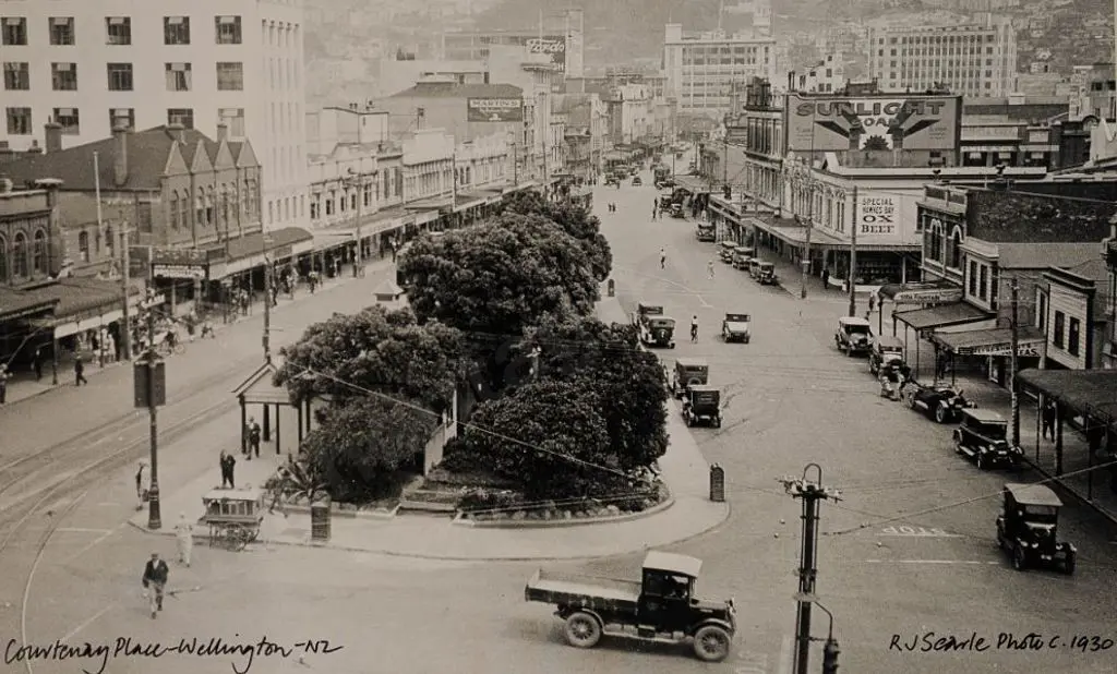 SEARLE, Roland James (1904-1984) - Courtenay Place, Wellington c. 1930 Image 1++