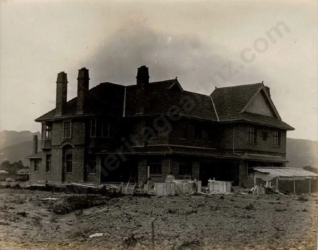 UNKNOWN - Country House Image 1++