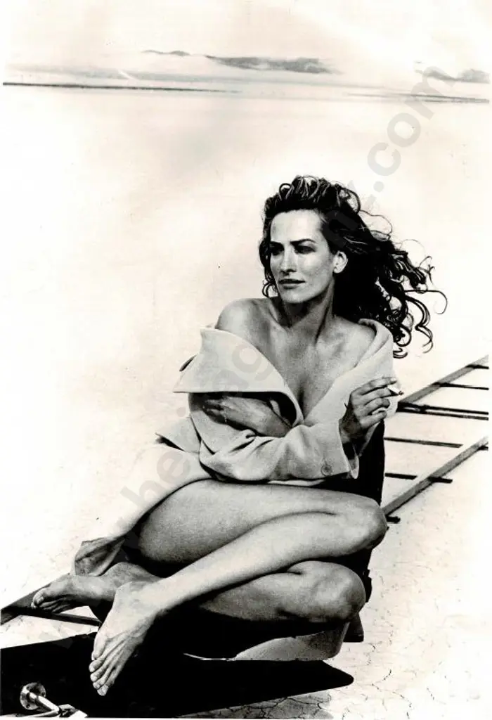 UNKNOWN - Semi-dressed Model on Rail Line Image 1++