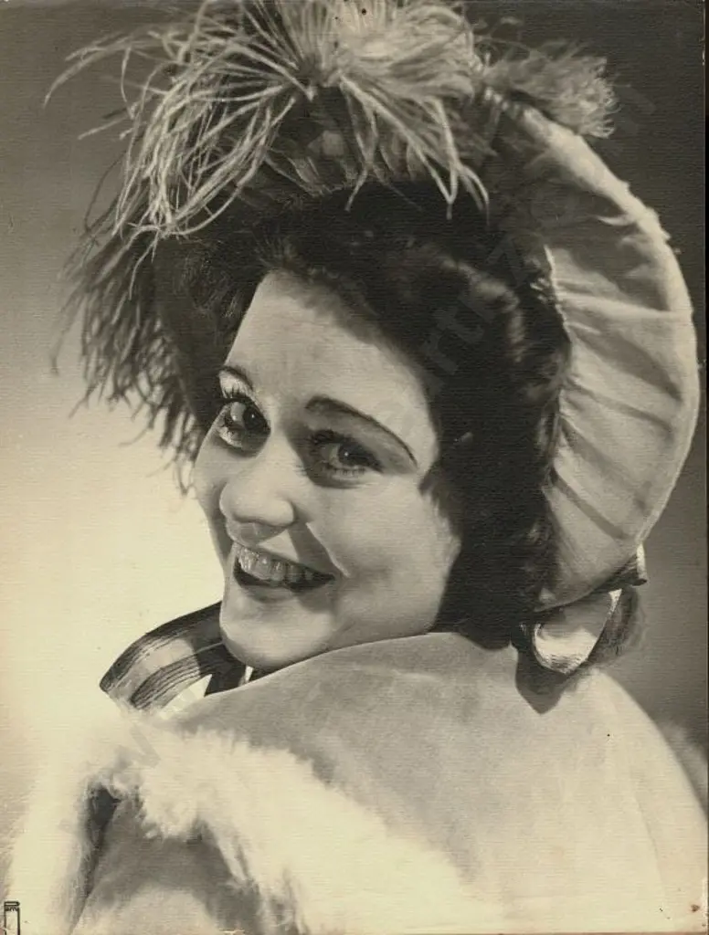 PERRY, Geoffrey William (1900-1959) - Studio Portrait of Woman, c.1950 Image 1++