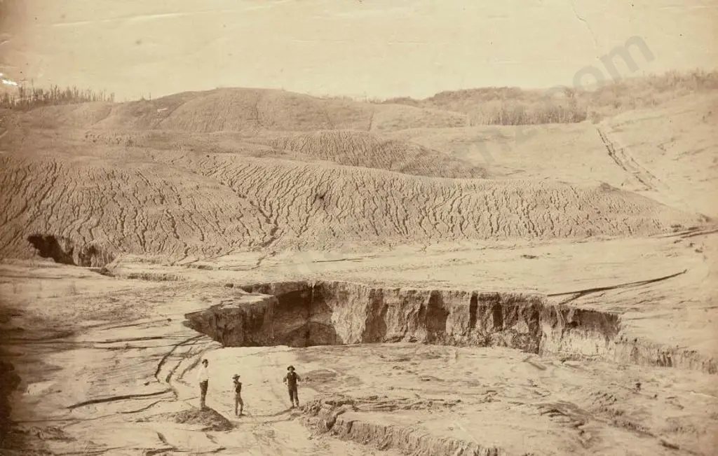 UNKNOWN - Barren Landscape After the Eruption 1886 (Tarawera) Image 1++