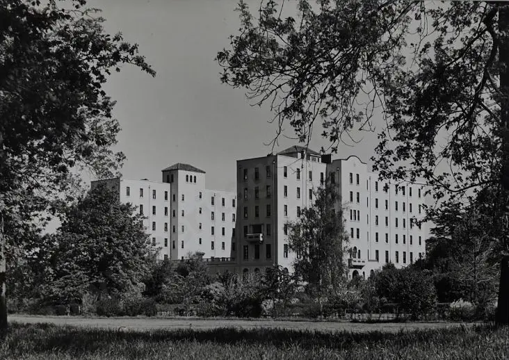 BROWNE, Victor Carlyle (1900-1980) - Nurses Home, Christchurch Hospital from Botanical Gardens Image 1++