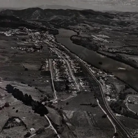 BROWNE, Victor Carlyle (1900-1980) - Huntly, on the Waikato (before the Power Station) c.1950
