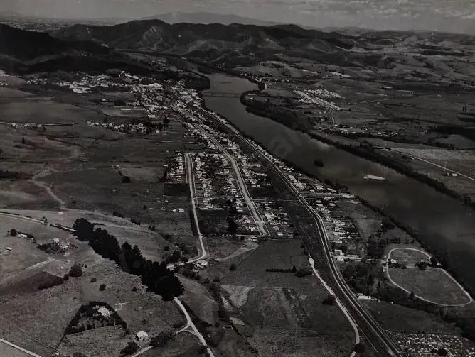 BROWNE, Victor Carlyle (1900-1980) - Huntly, on the Waikato (before the Power Station) c.1950 Image 1++