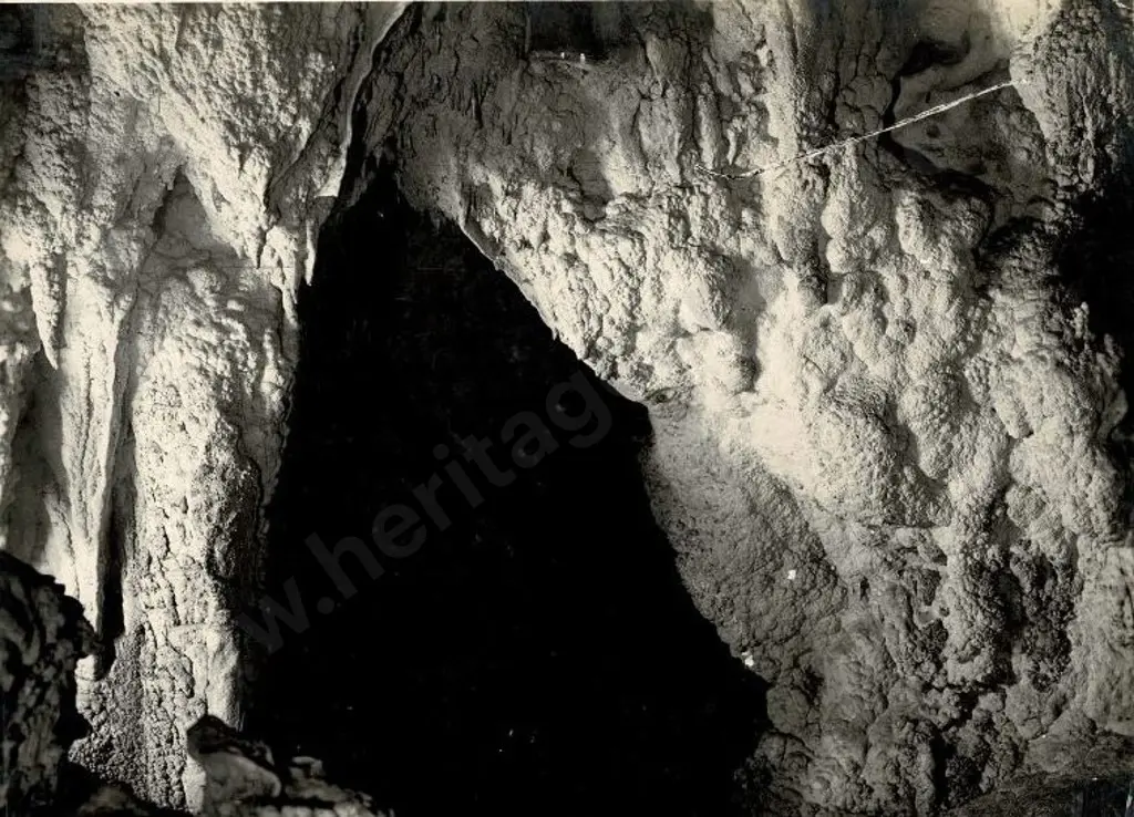 NZ GOVT PUBLICITY (Early 20th Cent.) - Entrance to Waitomo Caves, c.1910 Image 1++