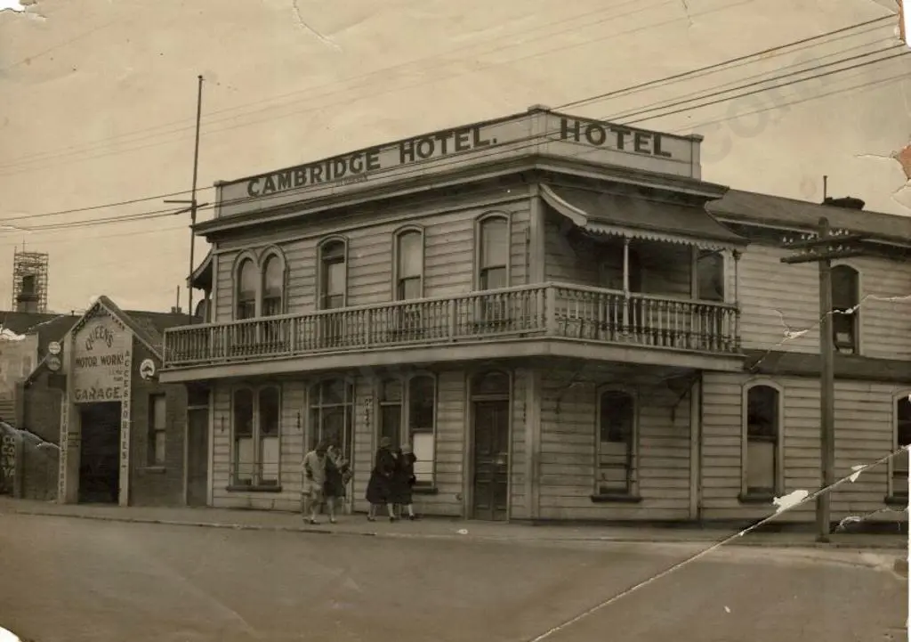 UNKNOWN - The Old Cambridge Hotel, Wellington, 1920s Image 1++