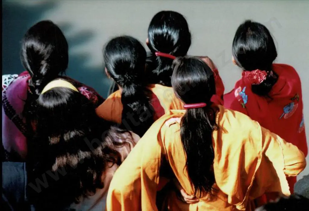 UNKNOWN - Asian Women - Backs to Camera Image 1++