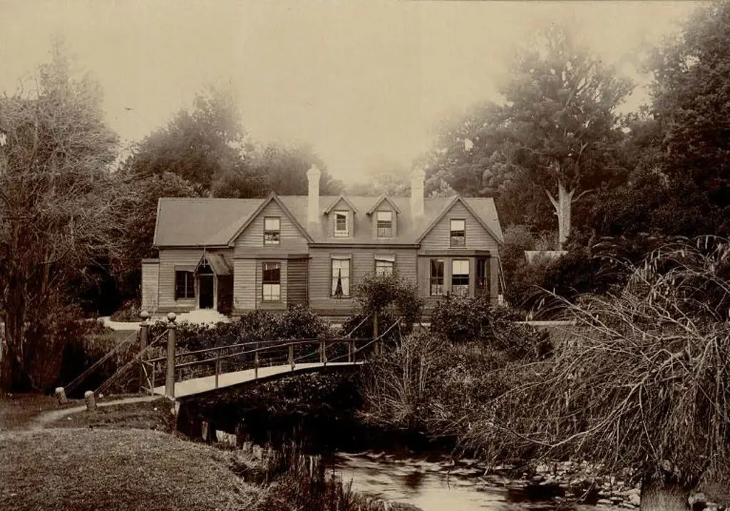 UNKNOWN - Colonial House Image 1++